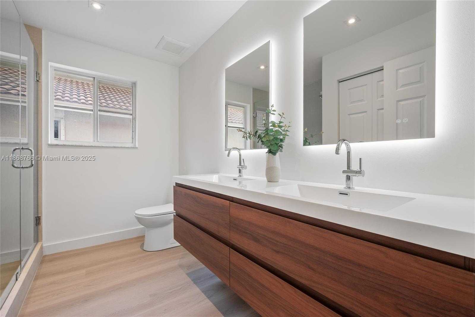 Small Image of 804 CRESTVIEW CIR, Weston Number 16