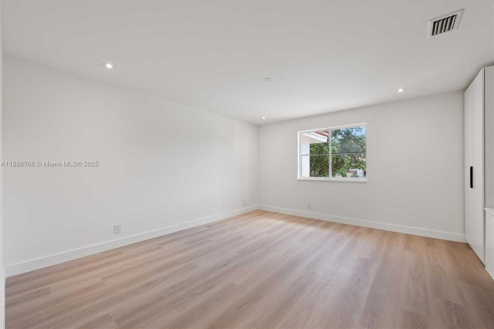Small Image of 804 CRESTVIEW CIR, Weston Number 17