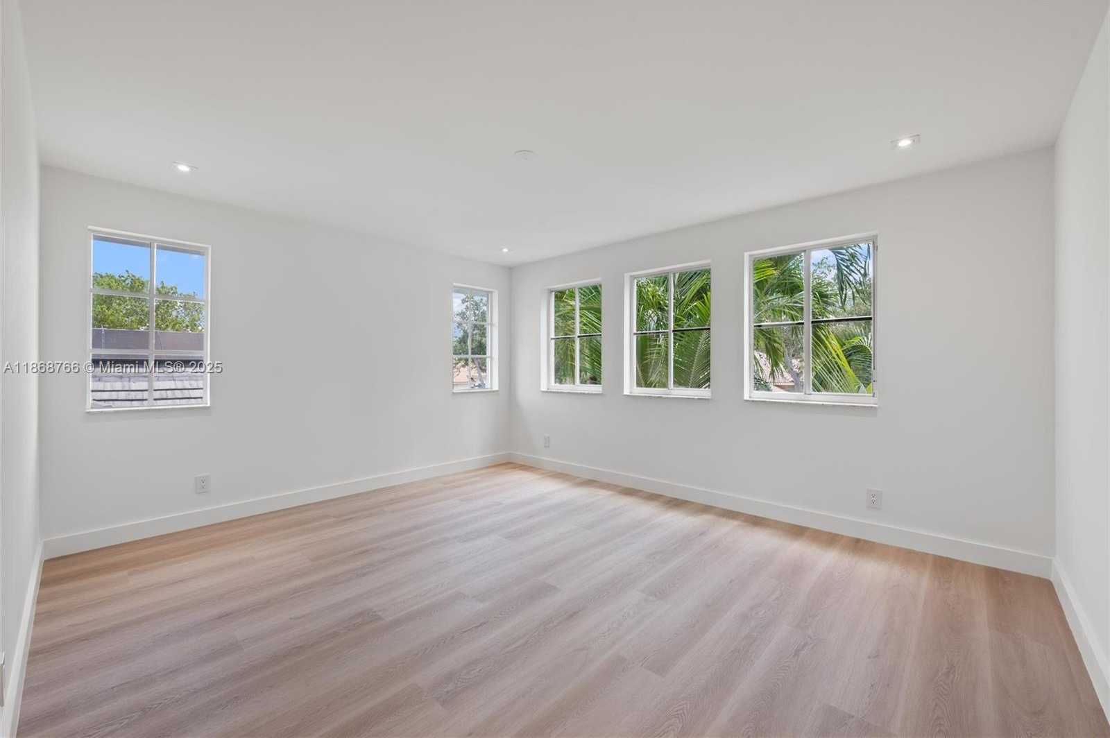 Small Image of 804 CRESTVIEW CIR, Weston Number 18