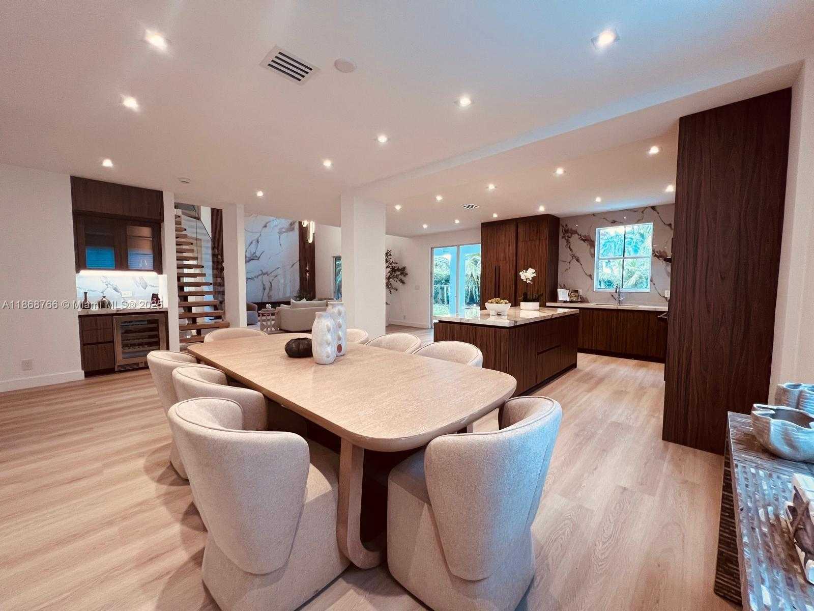 Small Image of 804 CRESTVIEW CIR, Weston Number 19