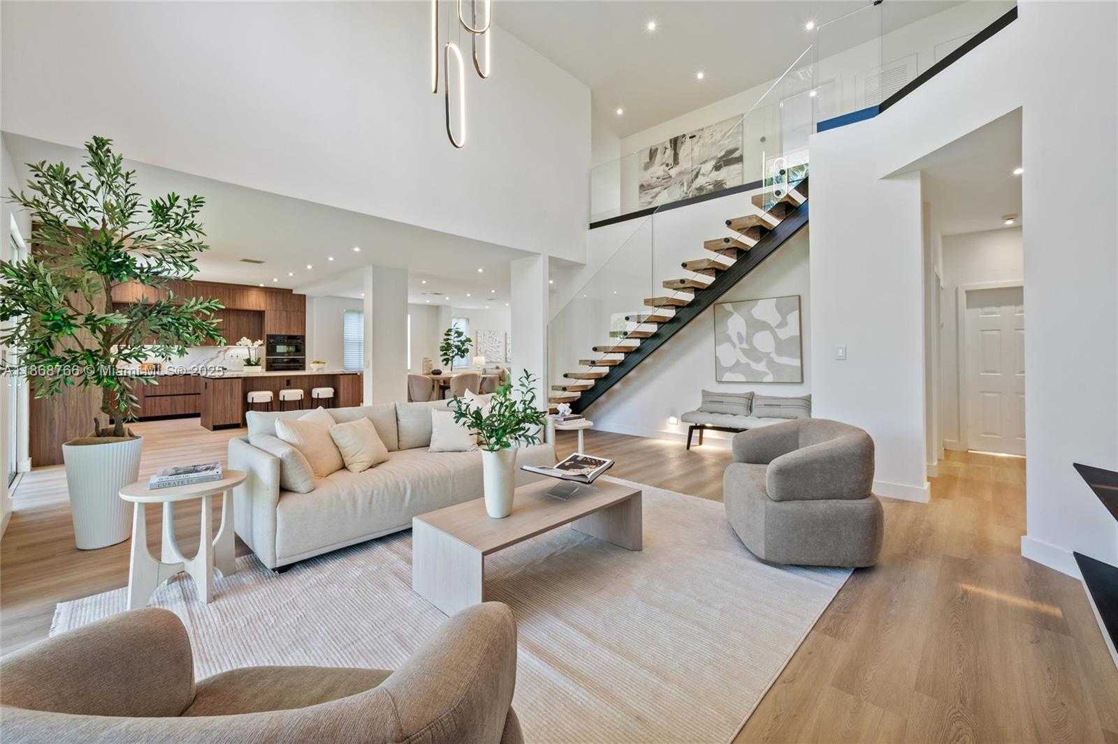 Small Image of 804 CRESTVIEW CIR, Weston Number 2