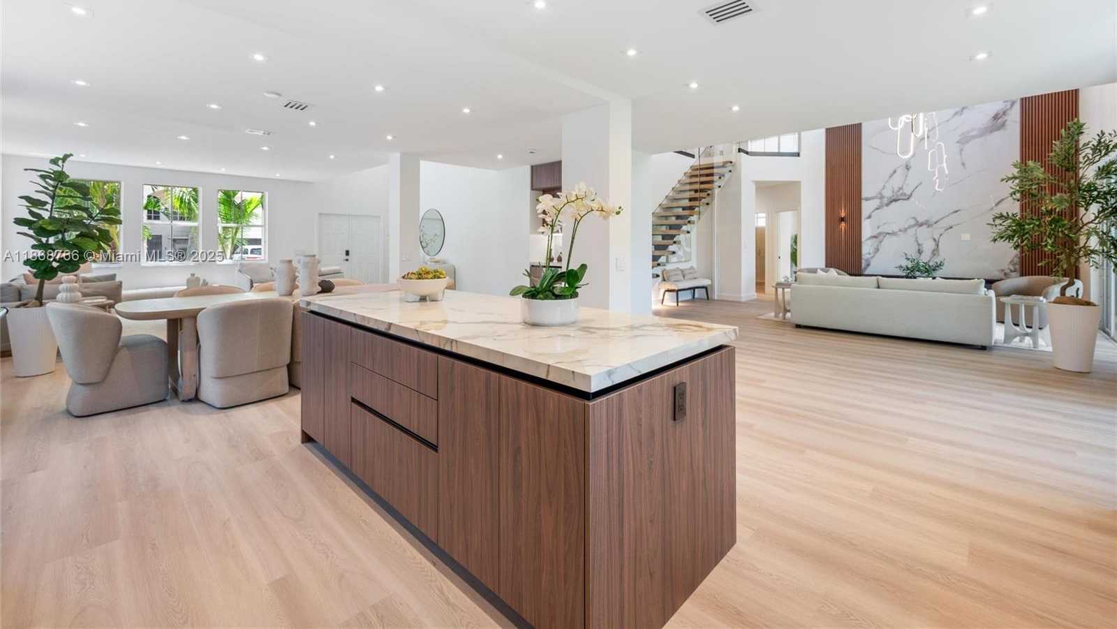 Small Image of 804 CRESTVIEW CIR, Weston Number 4