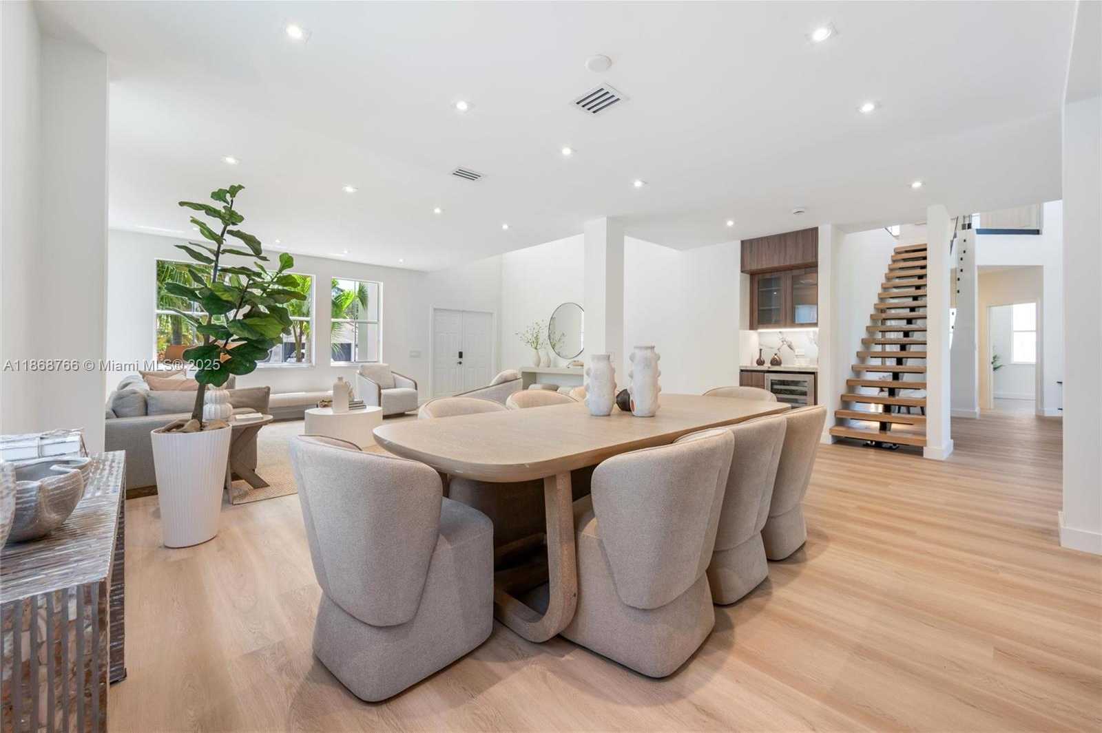 Small Image of 804 CRESTVIEW CIR, Weston Number 5