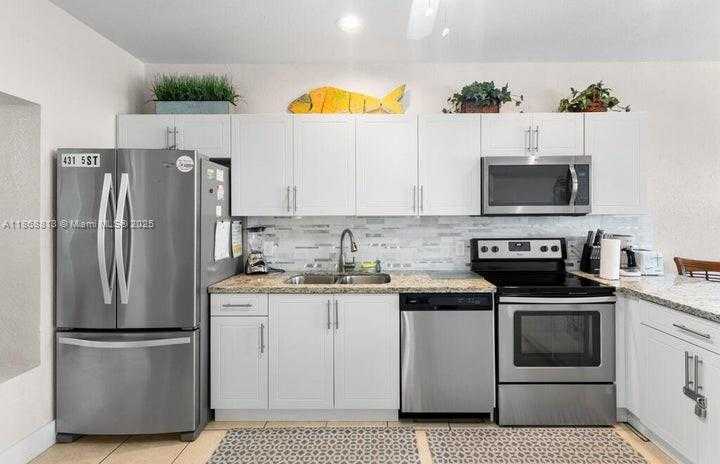 Small Image of 431 5TH ST, Key Colony Number 8
