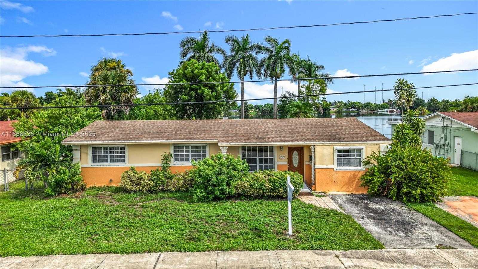Small Image of 1521 NORTH WEST 168TH TER, Miami Gardens Number 2