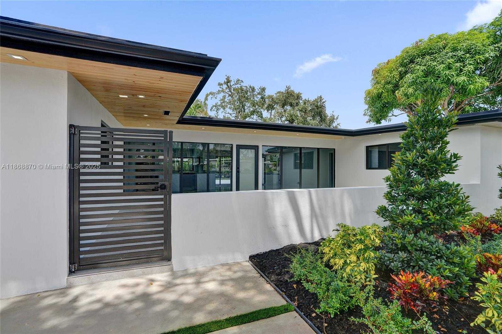 Small Image of 1931 NORTH EAST 186TH DR, North Miami Beach Number 2