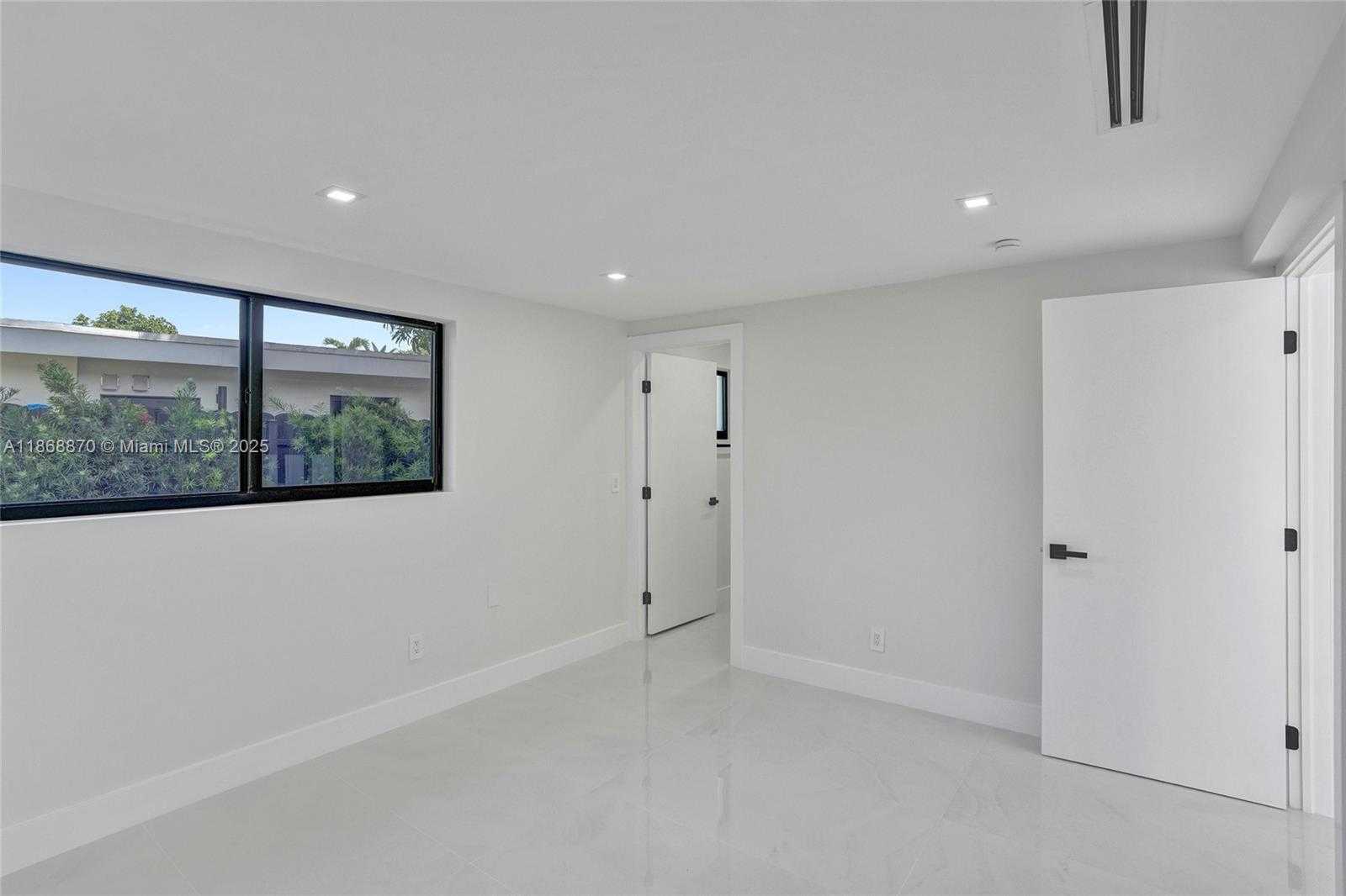 Small Image of 1931 NORTH EAST 186TH DR, North Miami Beach Number 26