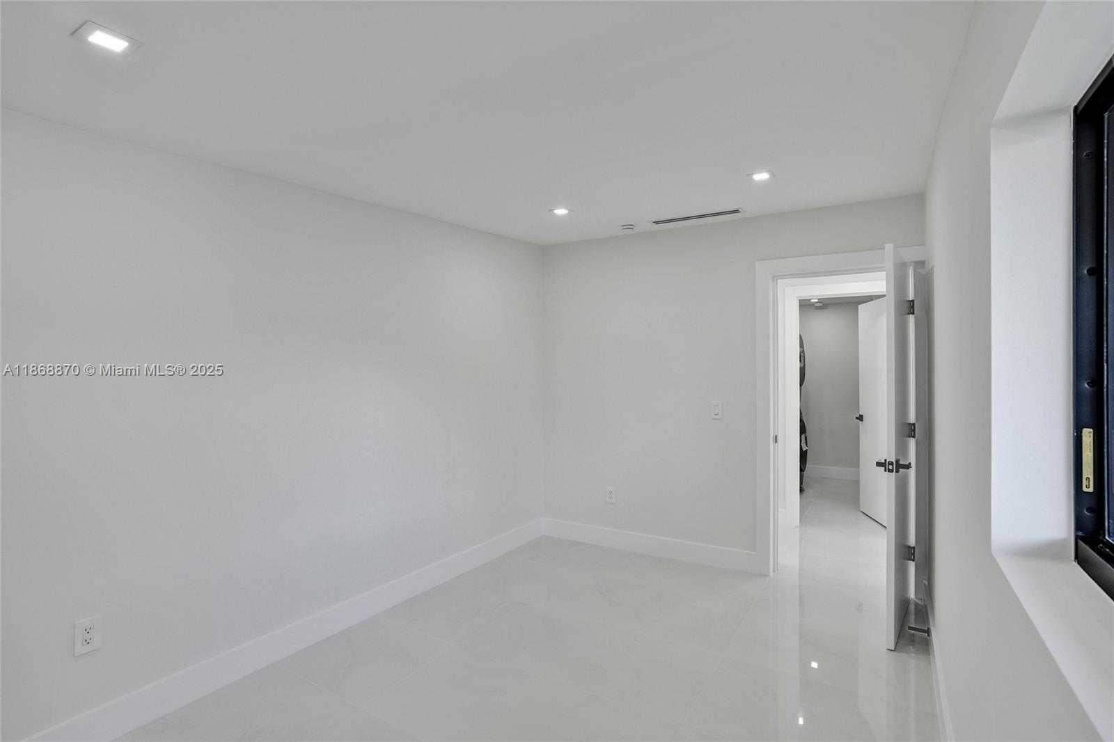 Small Image of 1931 NORTH EAST 186TH DR, North Miami Beach Number 36