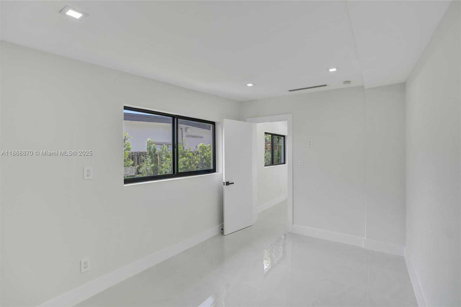 Small Image of 1931 NORTH EAST 186TH DR, North Miami Beach Number 44