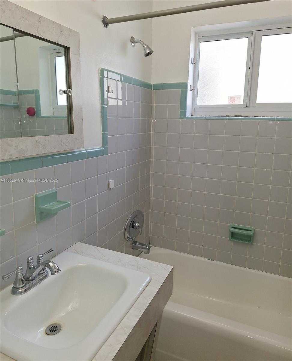 Small Image of 7561 MERIDIAN ST, Miramar Number 10