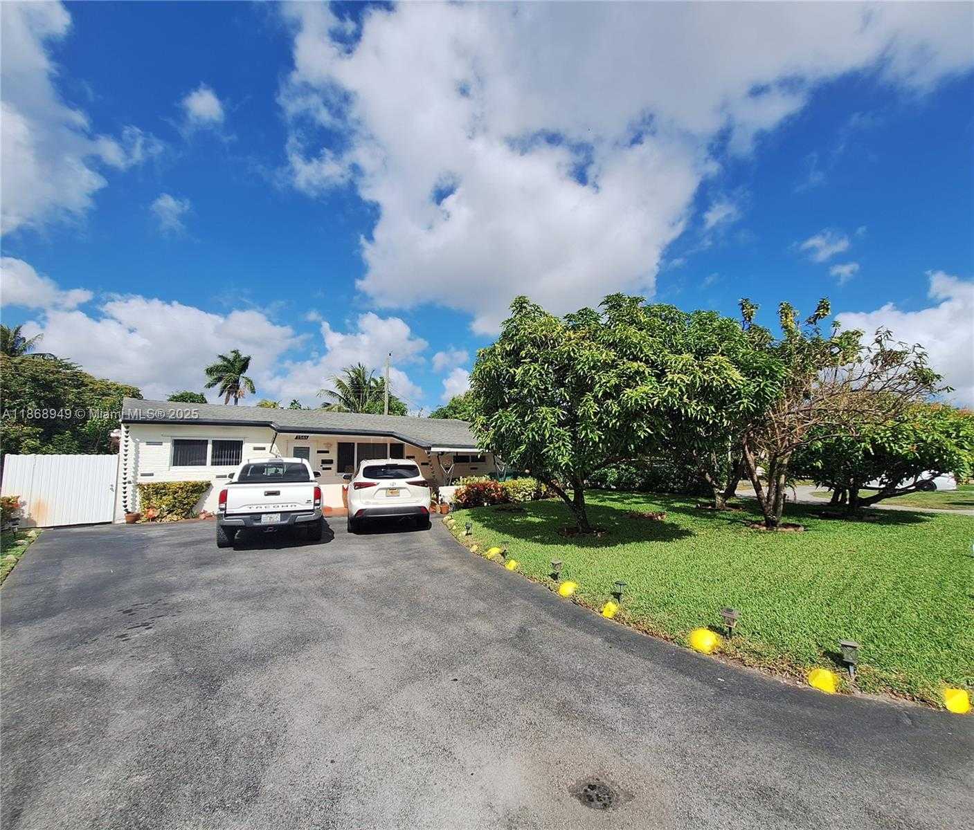 Small Image of 7561 MERIDIAN ST, Miramar Number 3