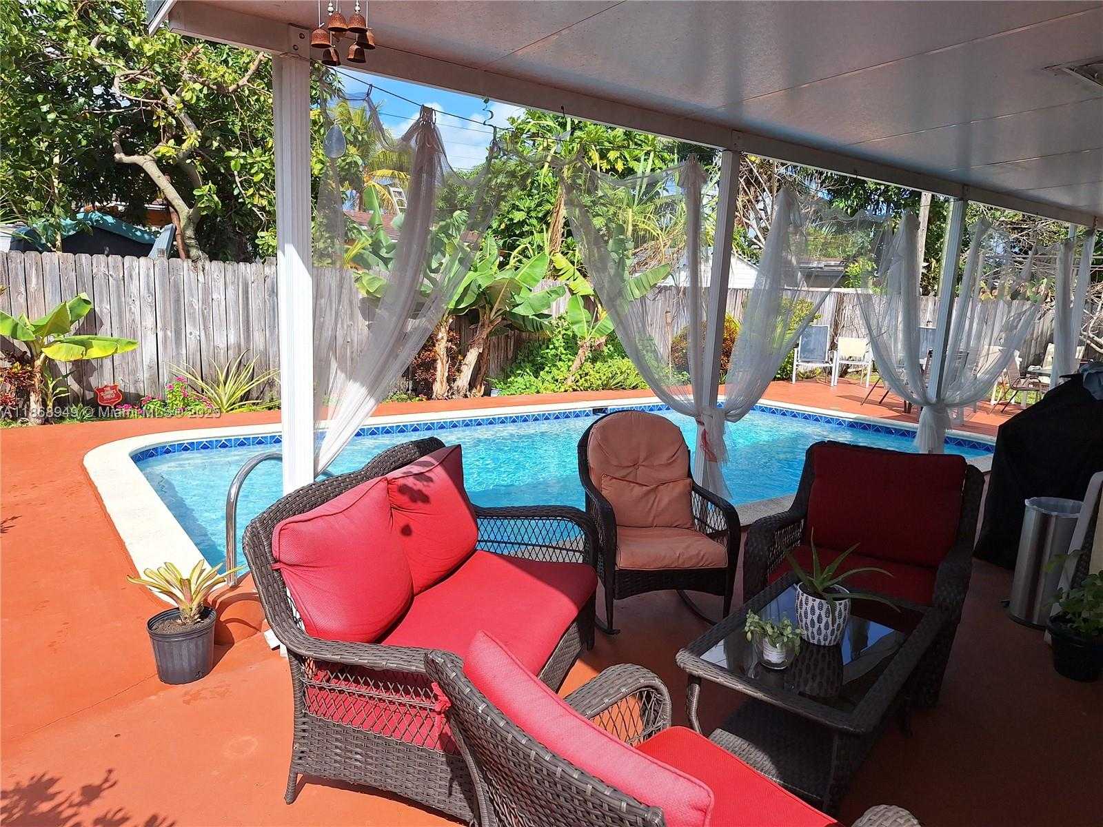 Small Image of 7561 MERIDIAN ST, Miramar Number 4