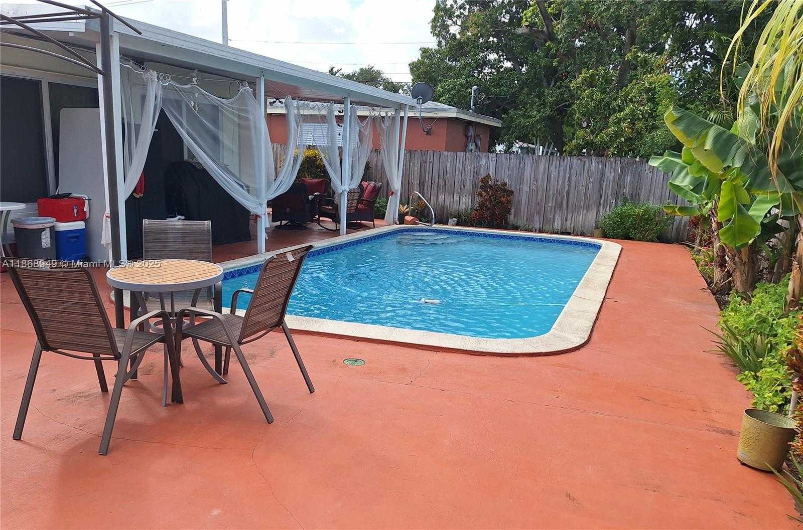 Small Image of 7561 MERIDIAN ST, Miramar Number 5