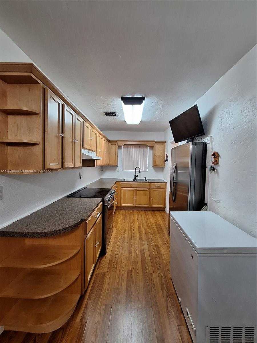 Small Image of 7561 MERIDIAN ST, Miramar Number 6