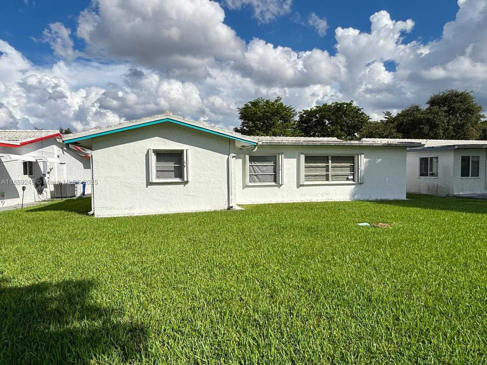 Small Image of 1441 WEST CAMPANELLI DR, Plantation Number 24