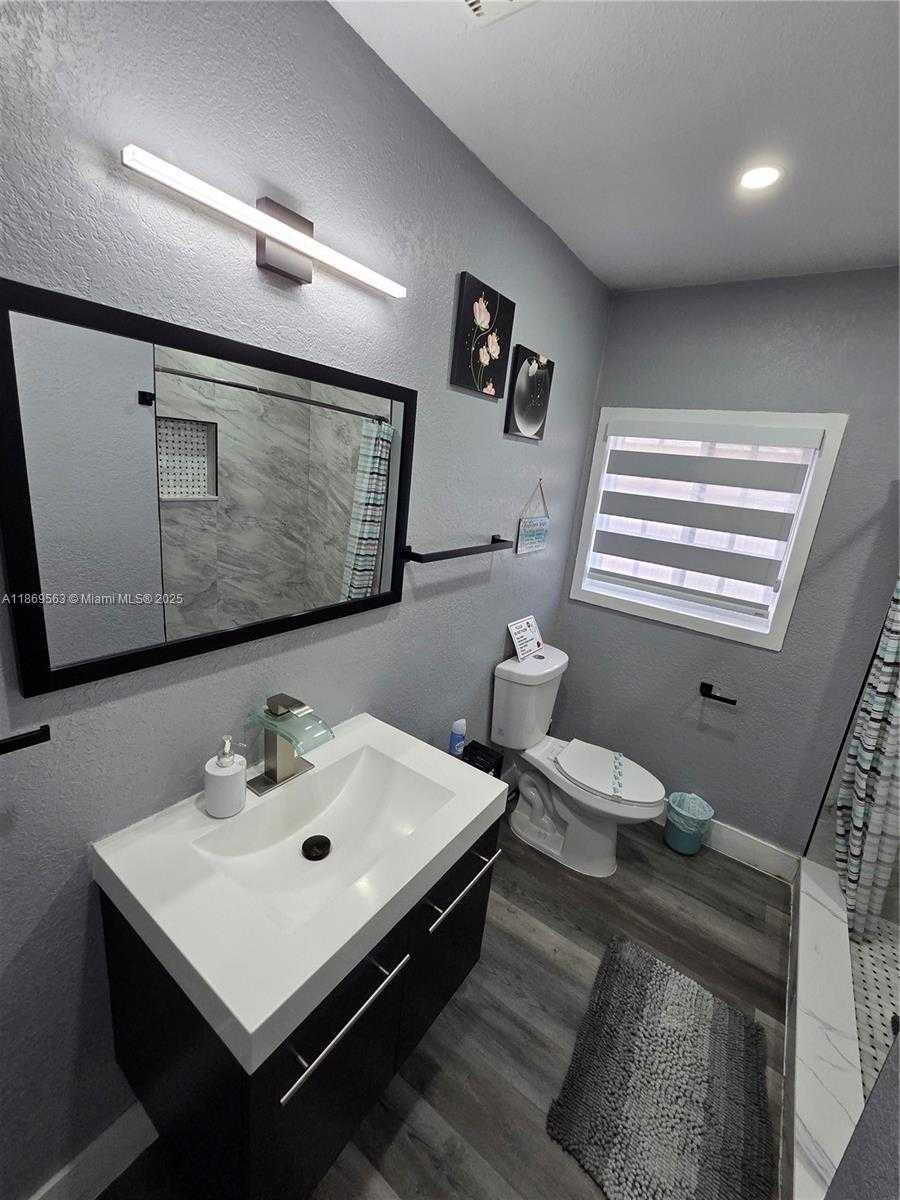 Small Image of 13895 NORTH EAST 11TH AVE, North Miami Number 16