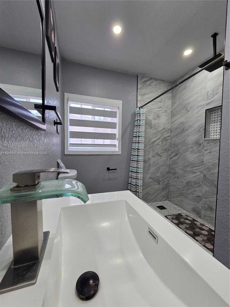 Small Image of 13895 NORTH EAST 11TH AVE, North Miami Number 17