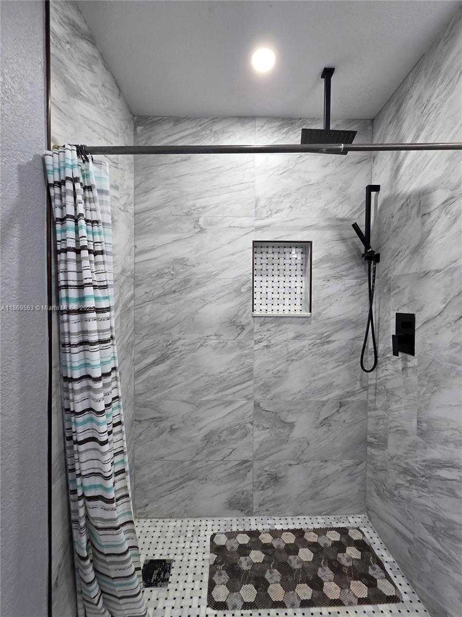 Small Image of 13895 NORTH EAST 11TH AVE, North Miami Number 19