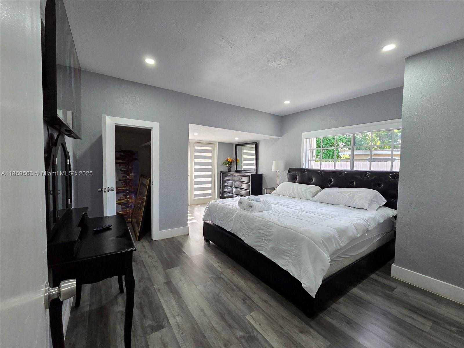 Small Image of 13895 NORTH EAST 11TH AVE, North Miami Number 33