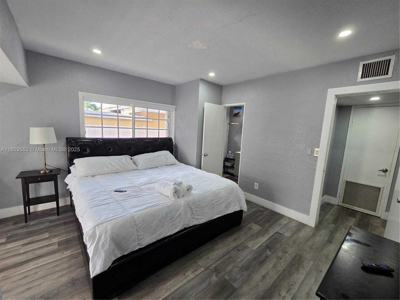 Small Image of 13895 NORTH EAST 11TH AVE, North Miami Number 34
