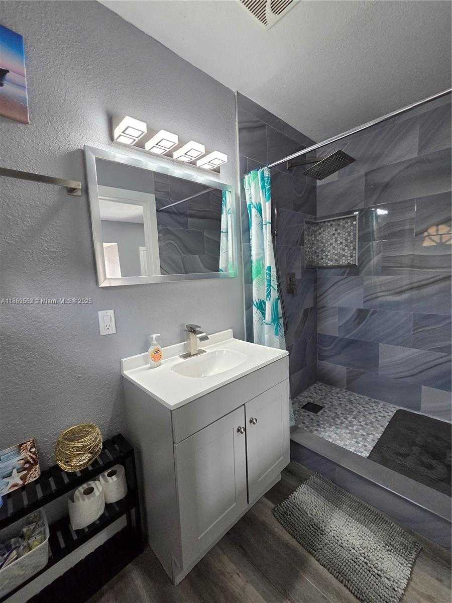 Small Image of 13895 NORTH EAST 11TH AVE, North Miami Number 38