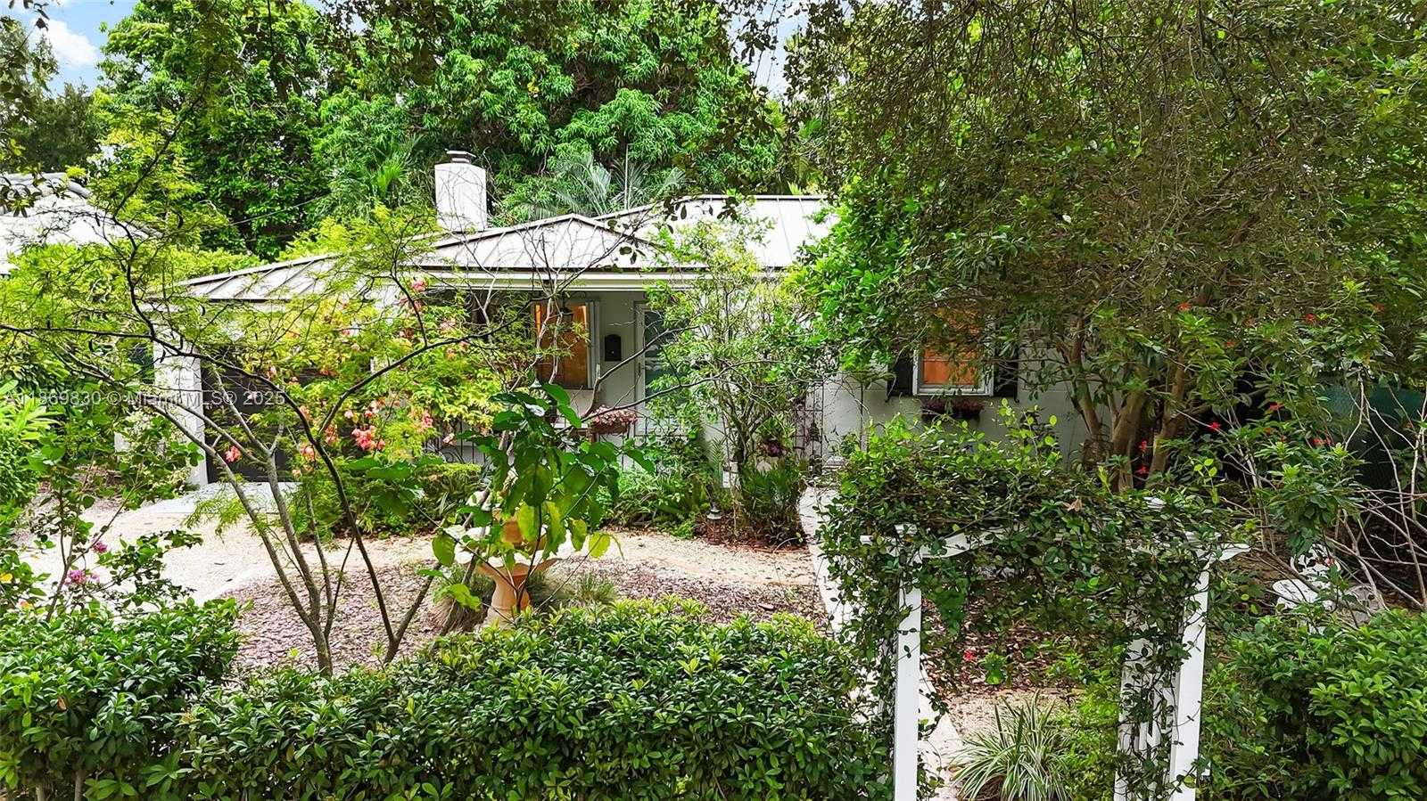 Small Image of 393 MINOLA DR, Miami Springs Number 3