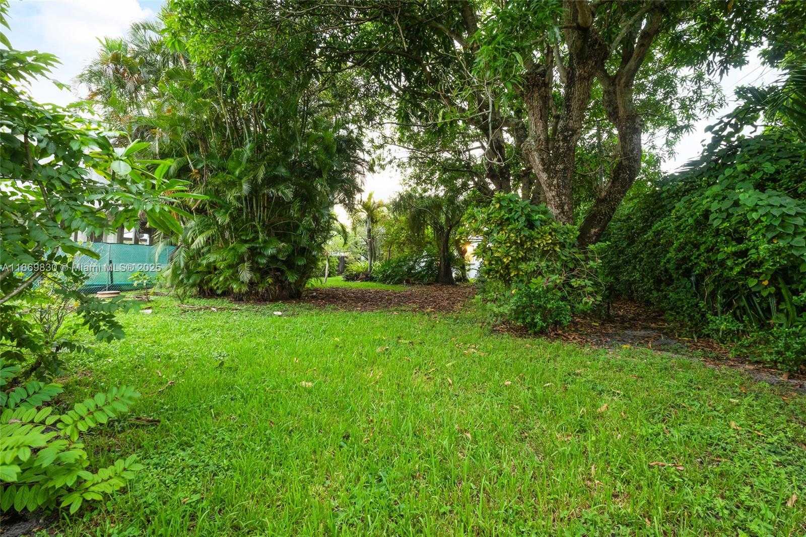 Small Image of 393 MINOLA DR, Miami Springs Number 32