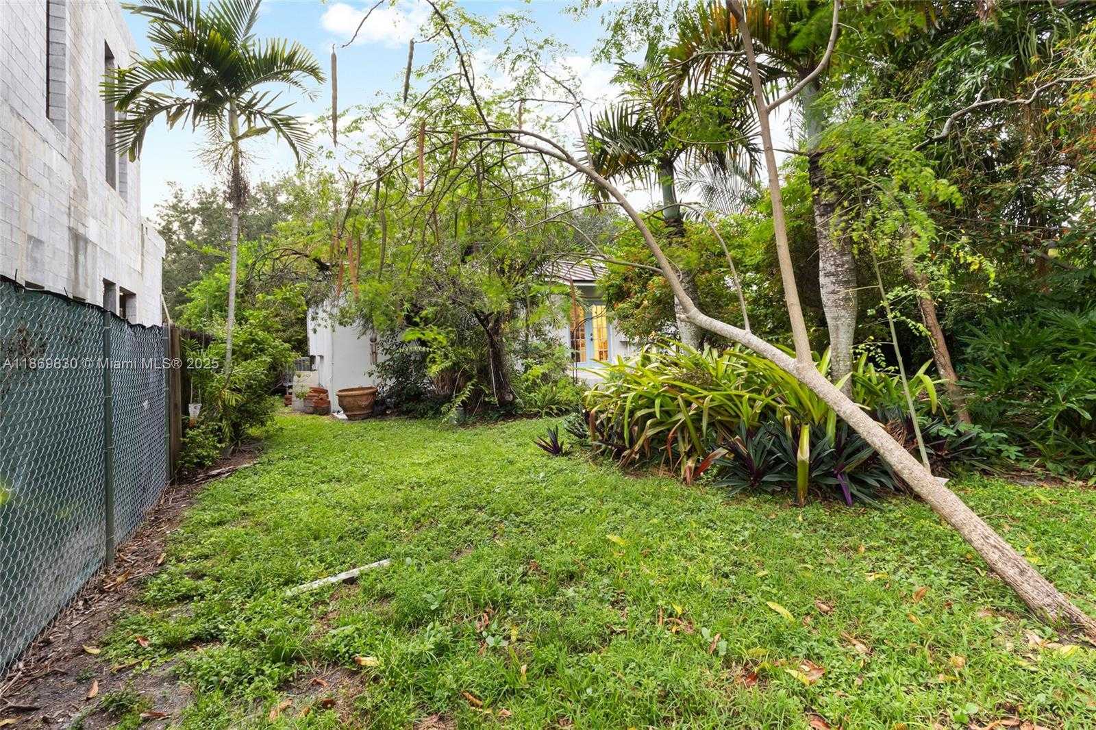 Small Image of 393 MINOLA DR, Miami Springs Number 34