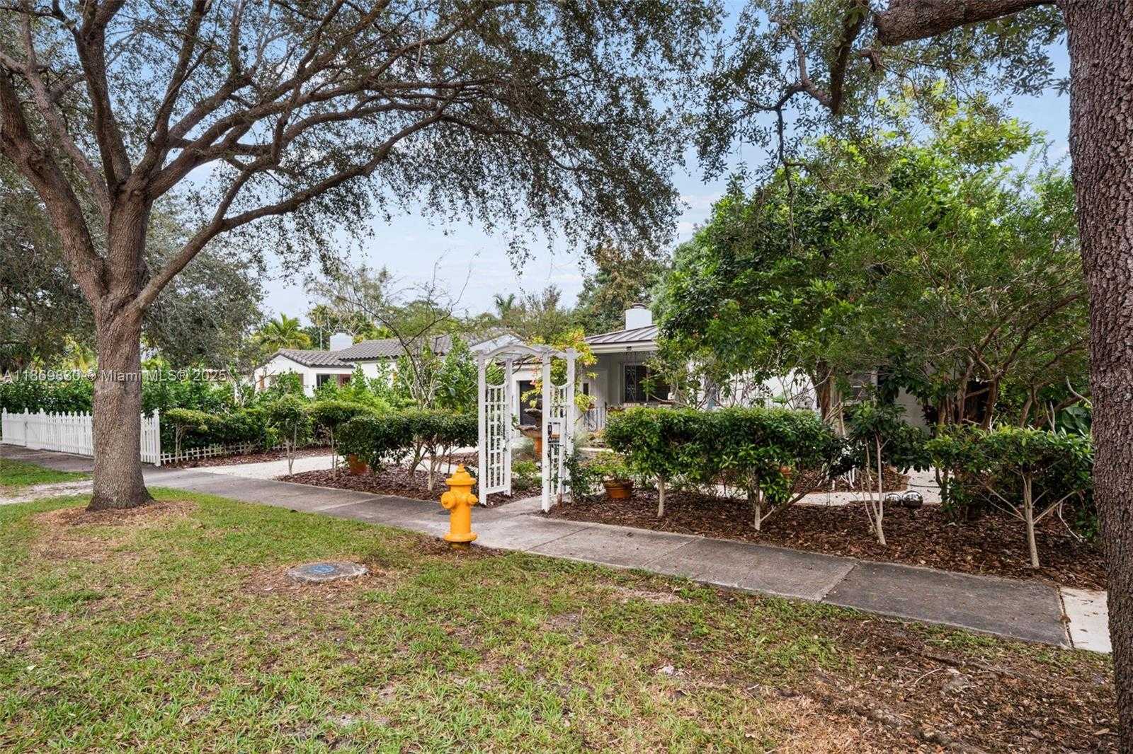 Small Image of 393 MINOLA DR, Miami Springs Number 42