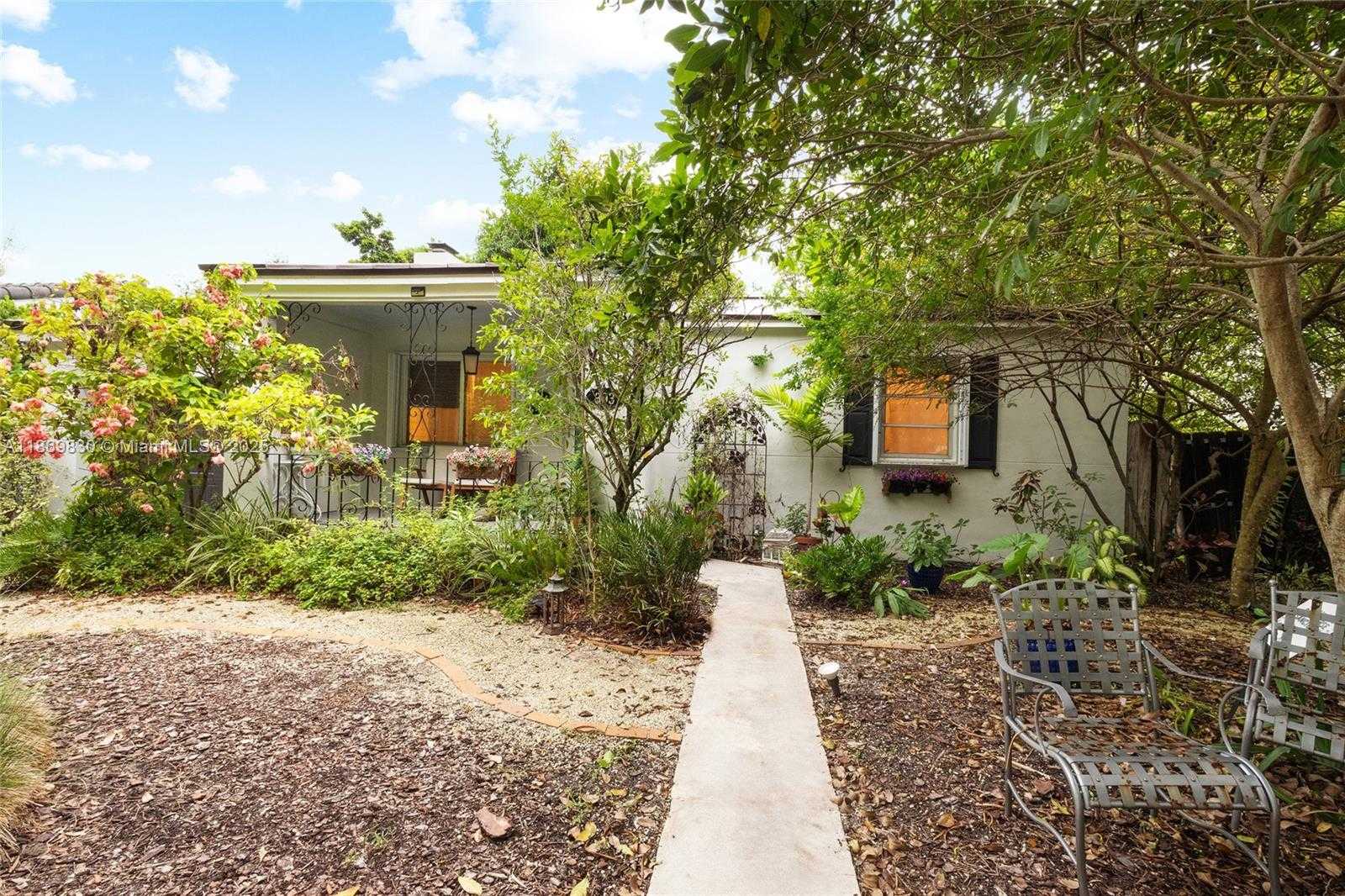 Small Image of 393 MINOLA DR, Miami Springs Number 5