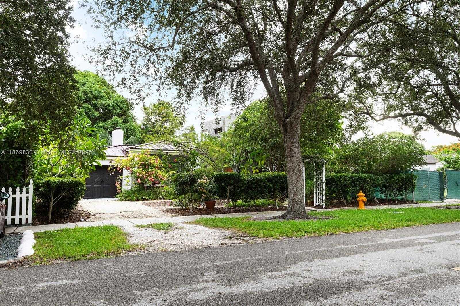Small Image of 393 MINOLA DR, Miami Springs Number 6