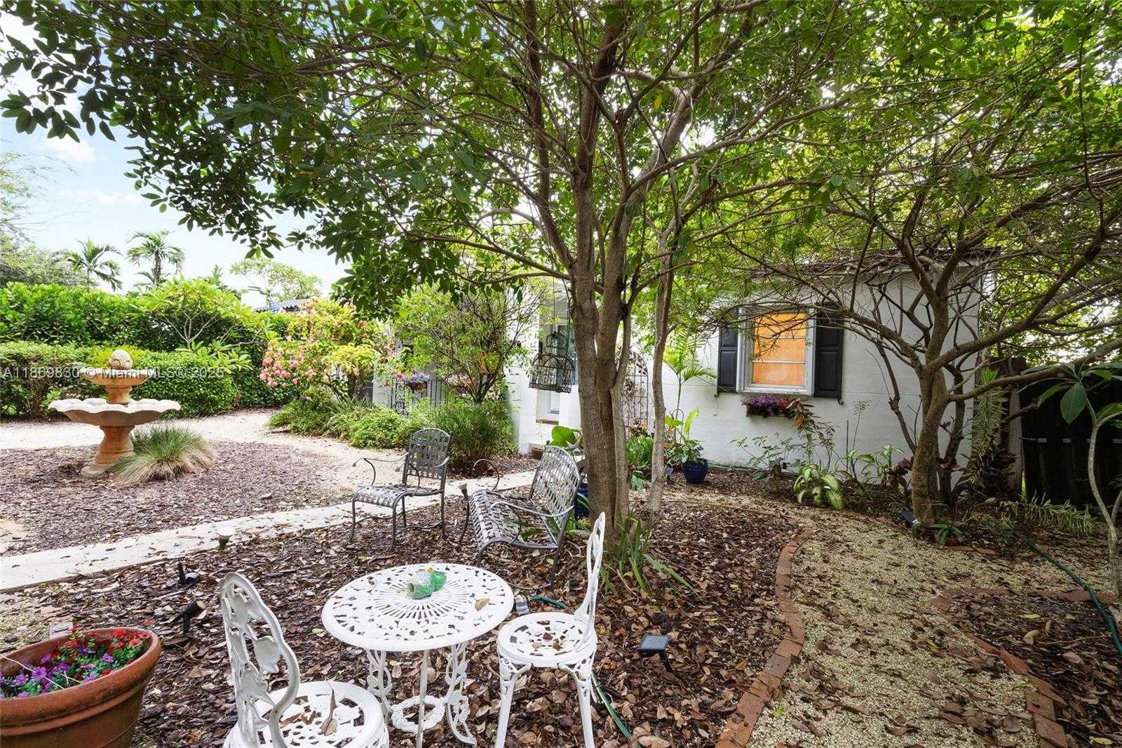 Small Image of 393 MINOLA DR, Miami Springs Number 9