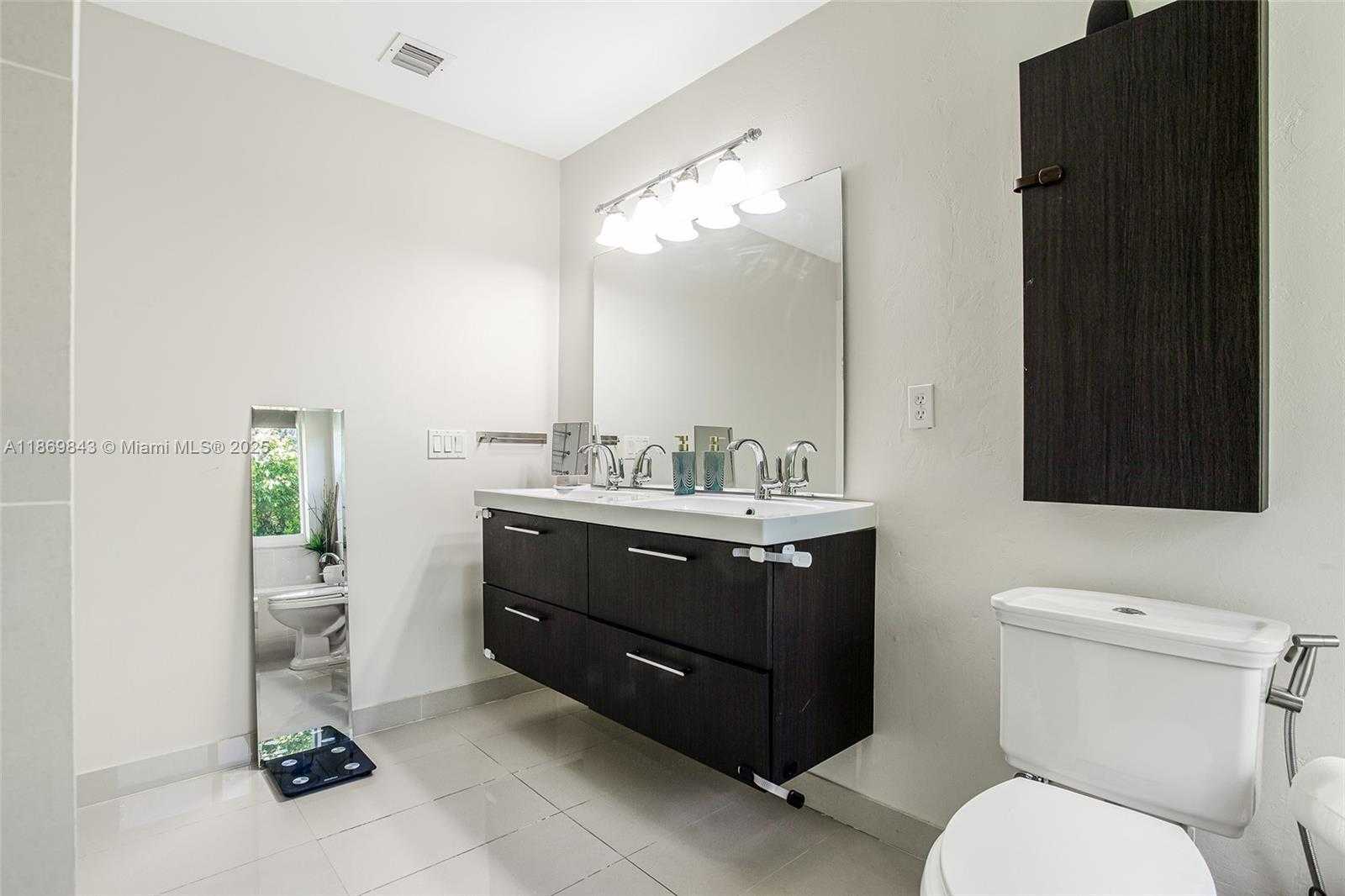 Small Image of 16298 LA COSTA DR, Weston Number 24