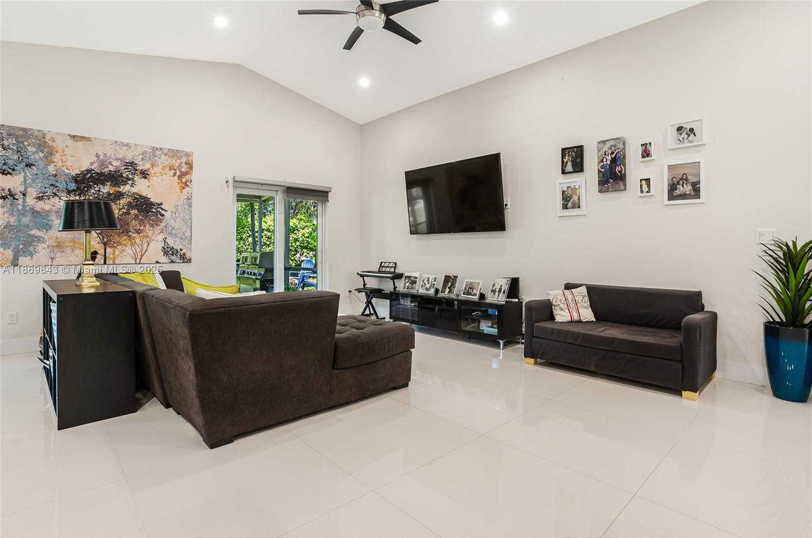 Small Image of 16298 LA COSTA DR, Weston Number 7