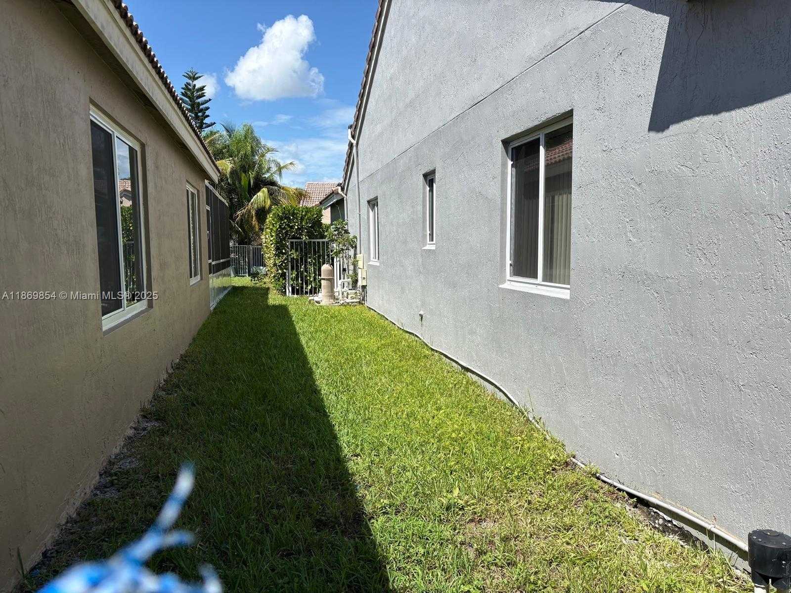 Small Image of 4304 BEECHWOOD CIR, Weston Number 12