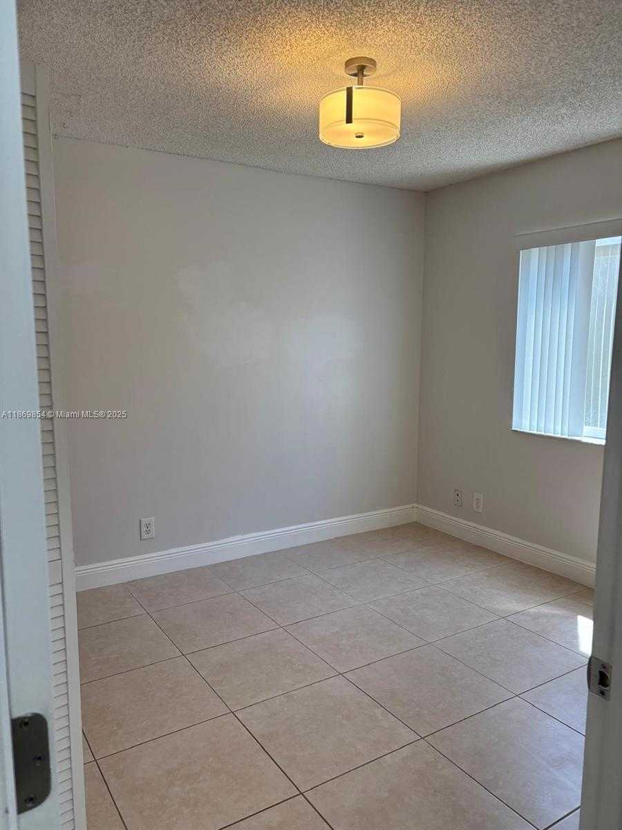 Small Image of 4304 BEECHWOOD CIR, Weston Number 22