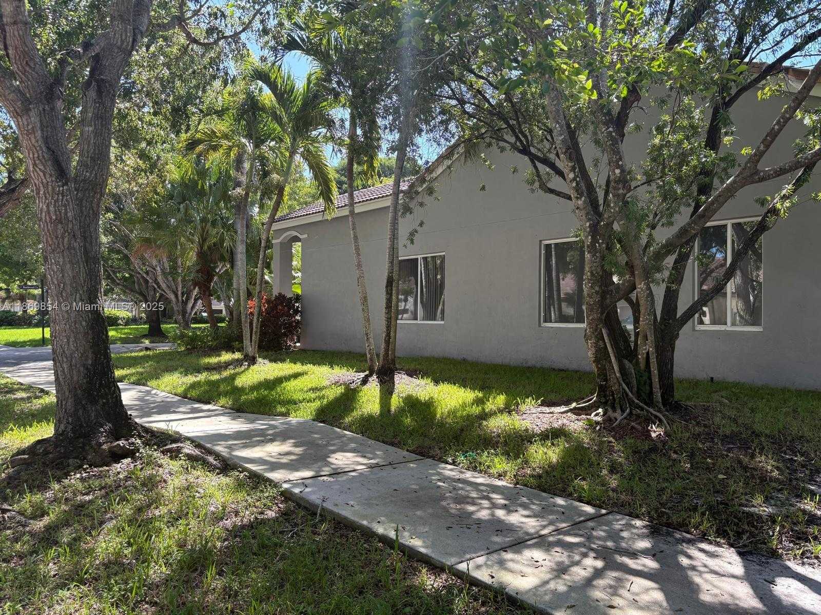 Small Image of 4304 BEECHWOOD CIR, Weston Number 5