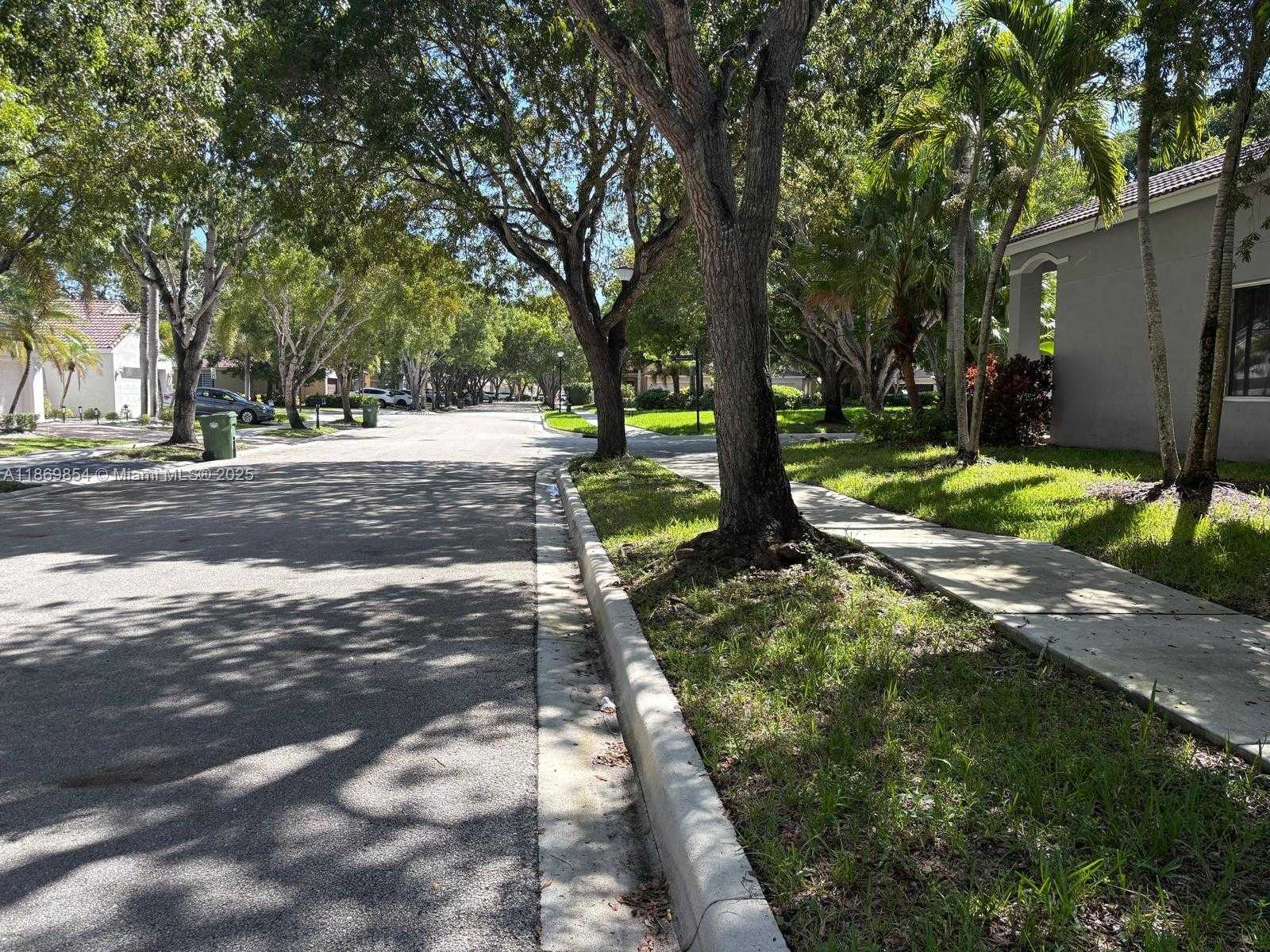 Small Image of 4304 BEECHWOOD CIR, Weston Number 6