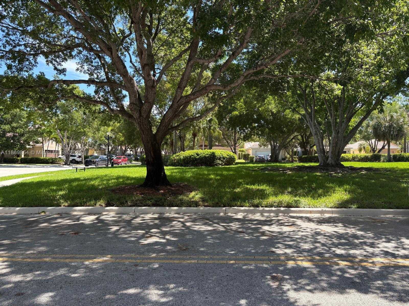Small Image of 4304 BEECHWOOD CIR, Weston Number 7