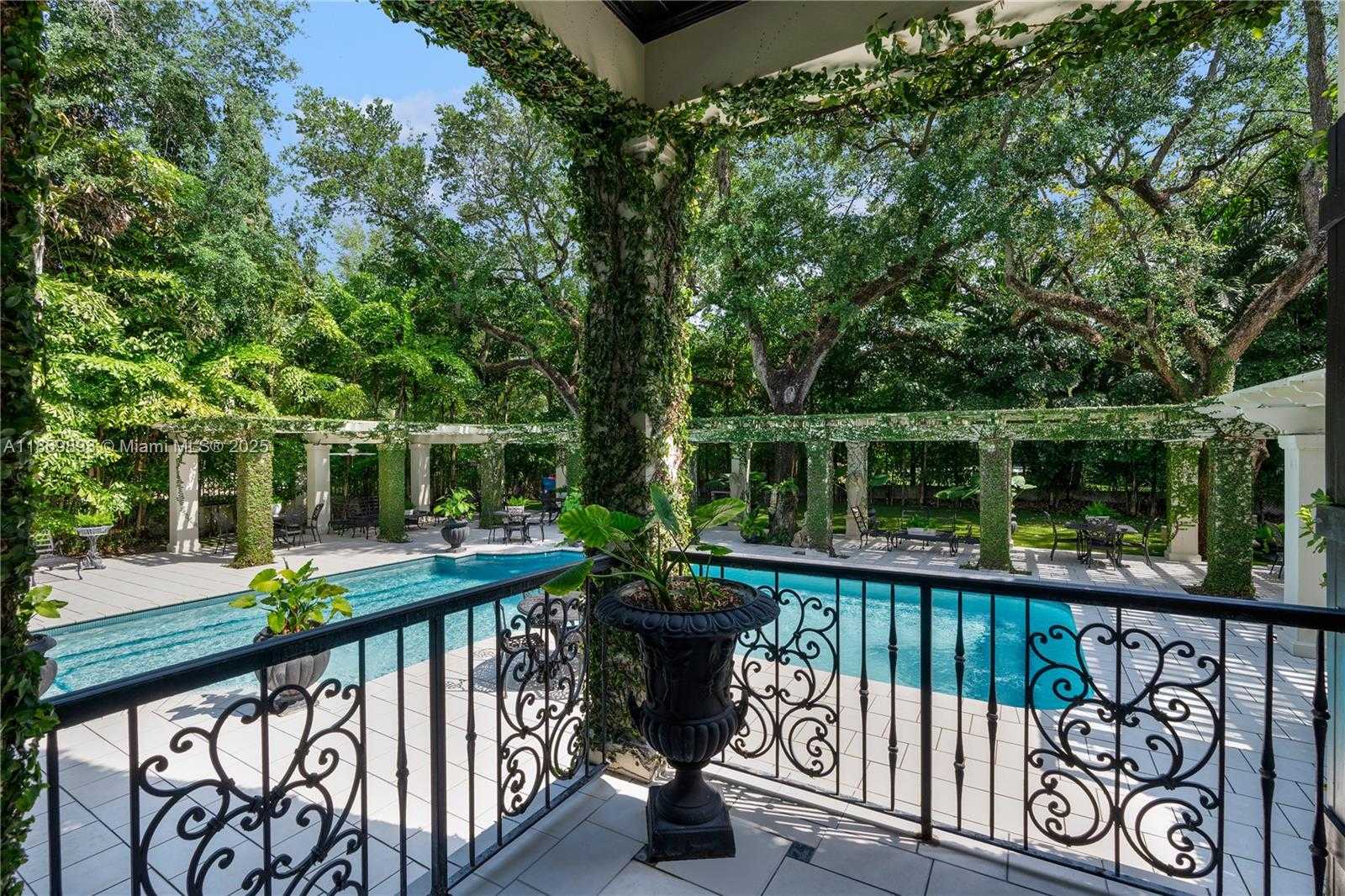 Small Image of 612 SUNSET DR, Coral Gables Number 4