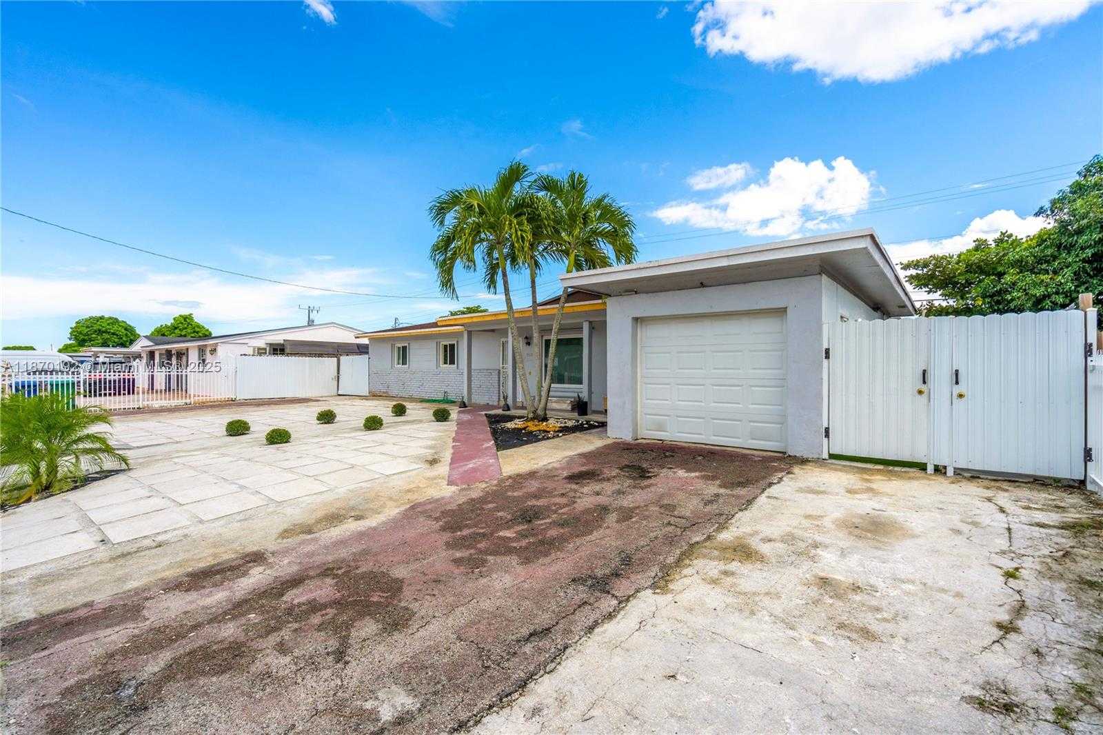 Small Image of 4510 NORTH WEST 168TH TER, Miami Gardens Number 2