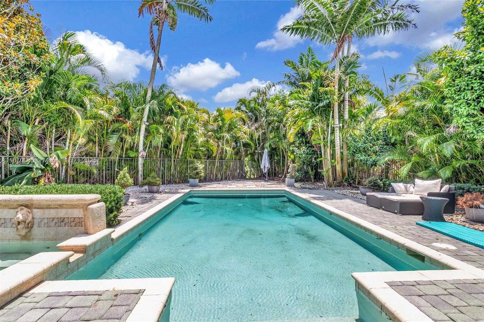 Small Image of 8244 LAKEVIEW DR, West Palm Beach Number 3