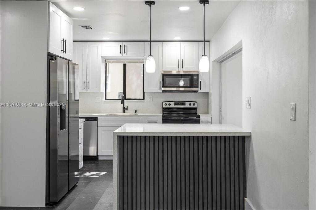 Small Image of 6712 ARBOR DR, Miramar Number 3