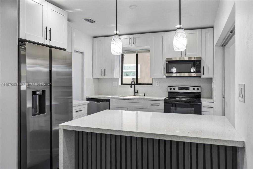 Small Image of 6712 ARBOR DR, Miramar Number 4