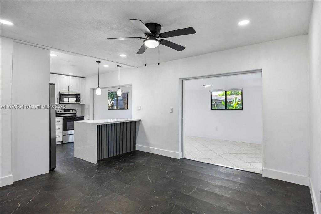 Small Image of 6712 ARBOR DR, Miramar Number 5
