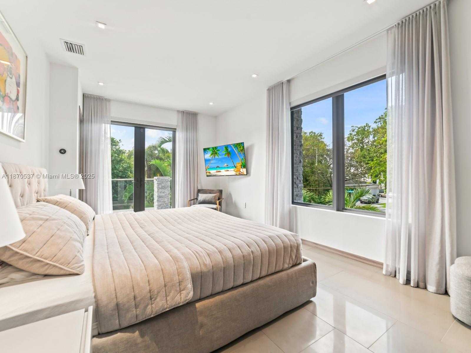 Small Image of 9301 NORTH BAYSHORE DR, Miami Shores Number 34