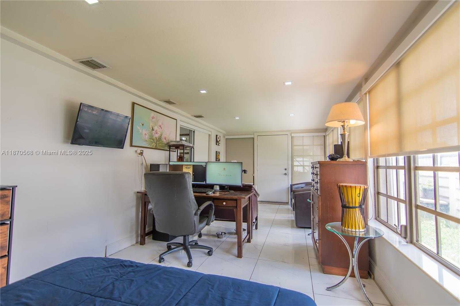 Small Image of 943 WEST 64TH PL, Hialeah Number 13