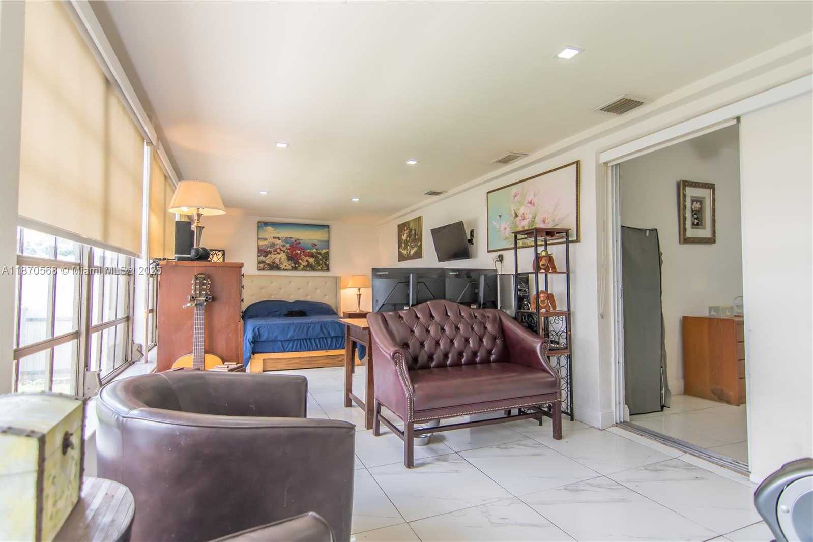 Small Image of 943 WEST 64TH PL, Hialeah Number 15