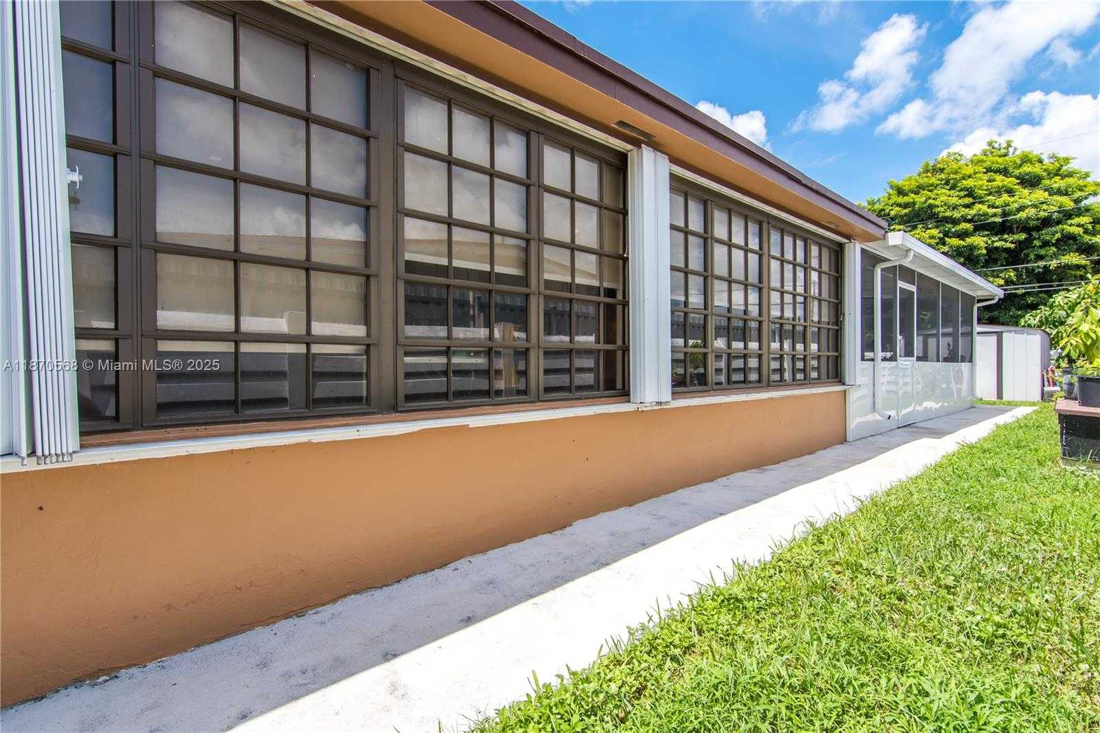 Small Image of 943 WEST 64TH PL, Hialeah Number 29