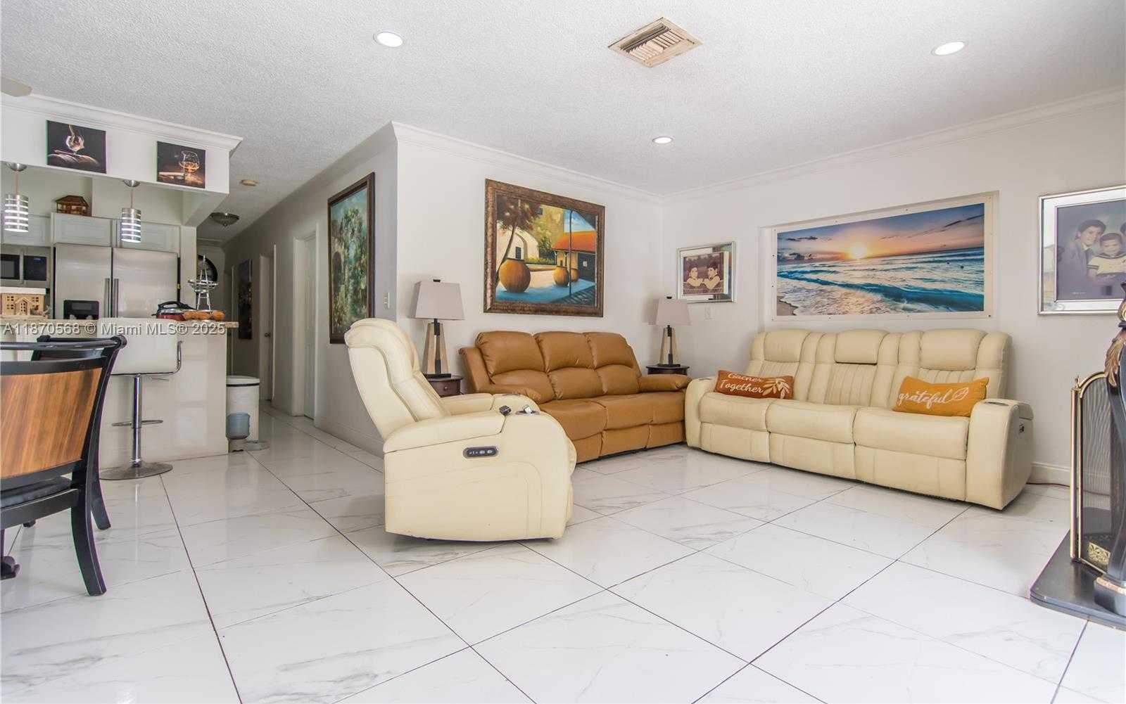 Small Image of 943 WEST 64TH PL, Hialeah Number 4